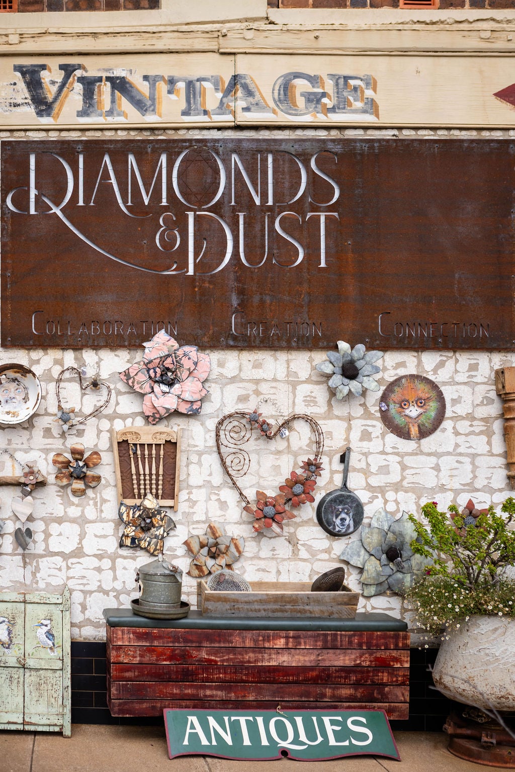 Diamonds & Dust Café, Temora